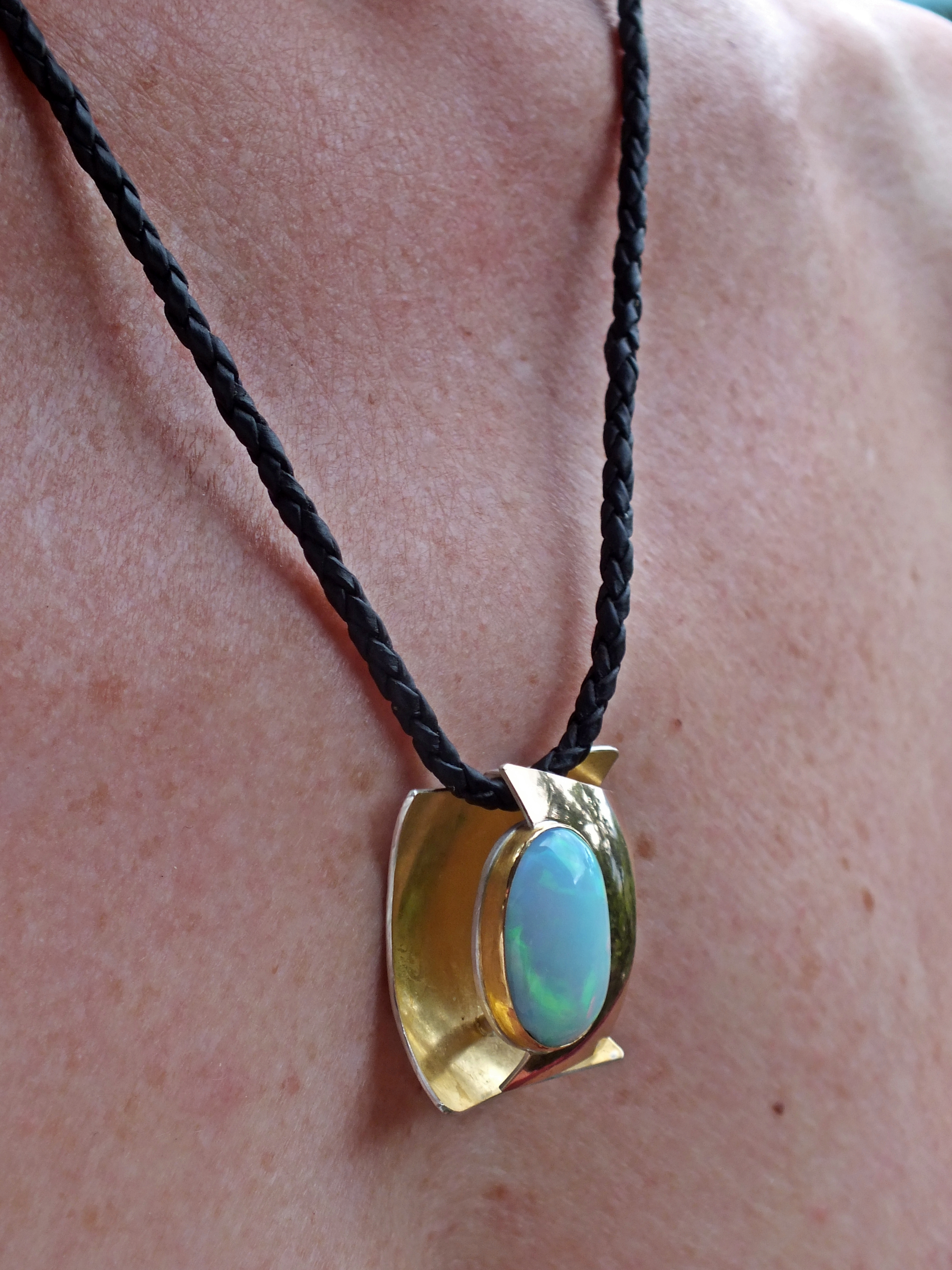 Pendentif Opale d’Éthiopie 8,5 ct porté