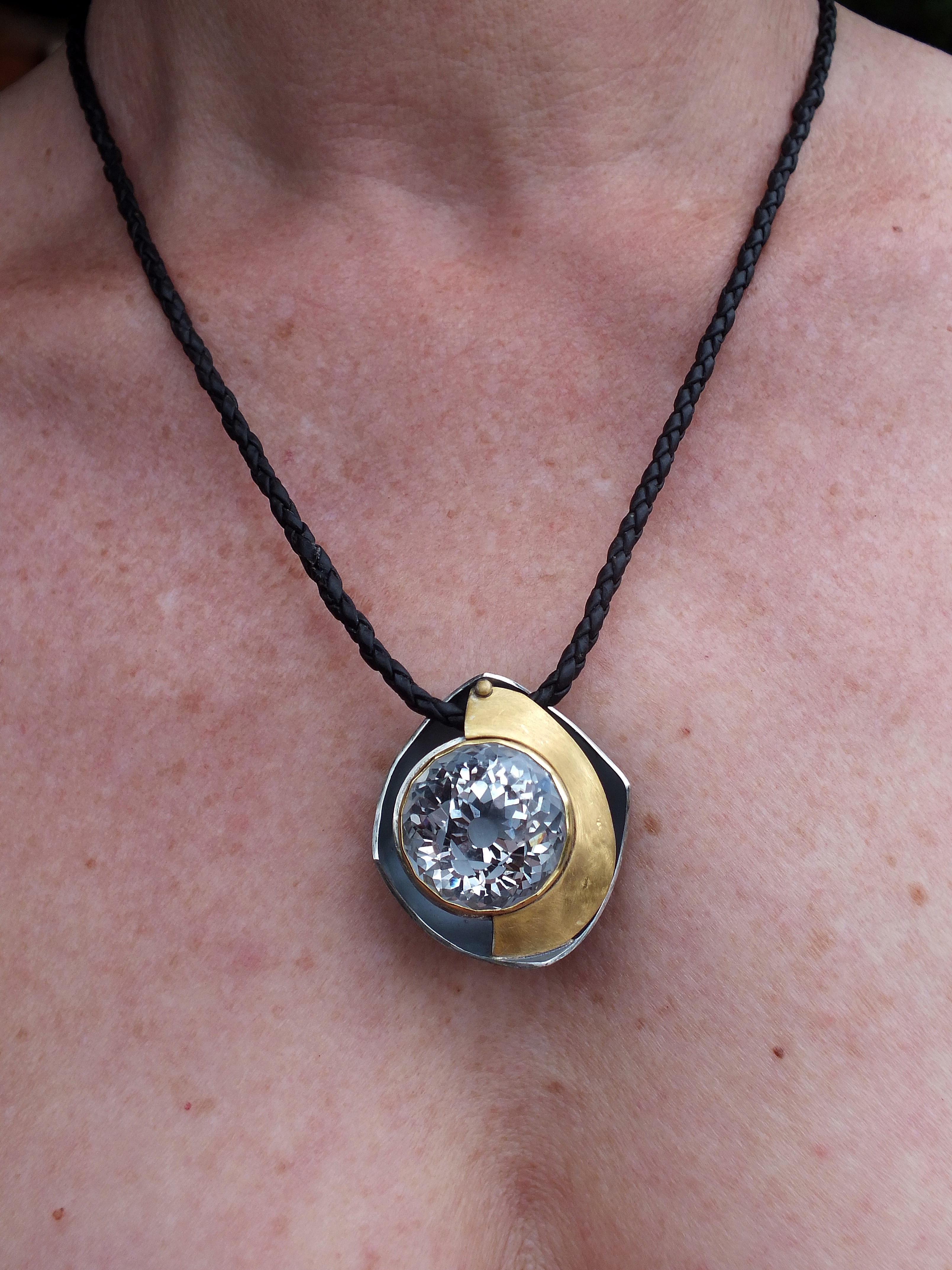 bijou: Pendentif Quartz du Trient"fleur" porté – créé par Mahesh Bijoutier