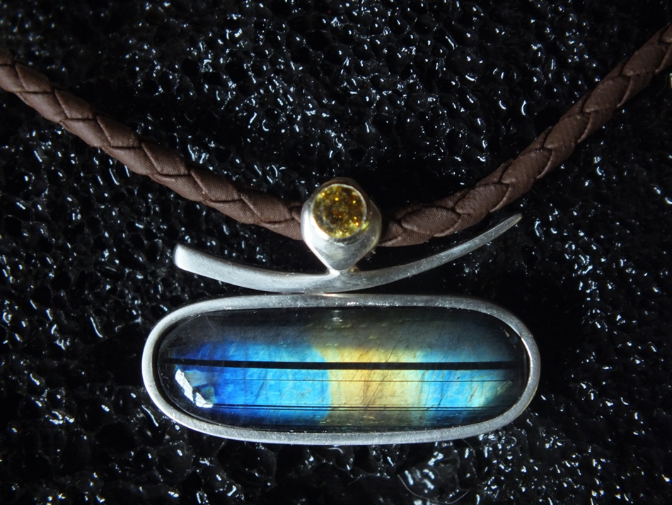 petit pendentif joyeusement équilibriste