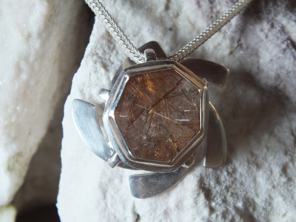 petit pendentif fortement rutilé