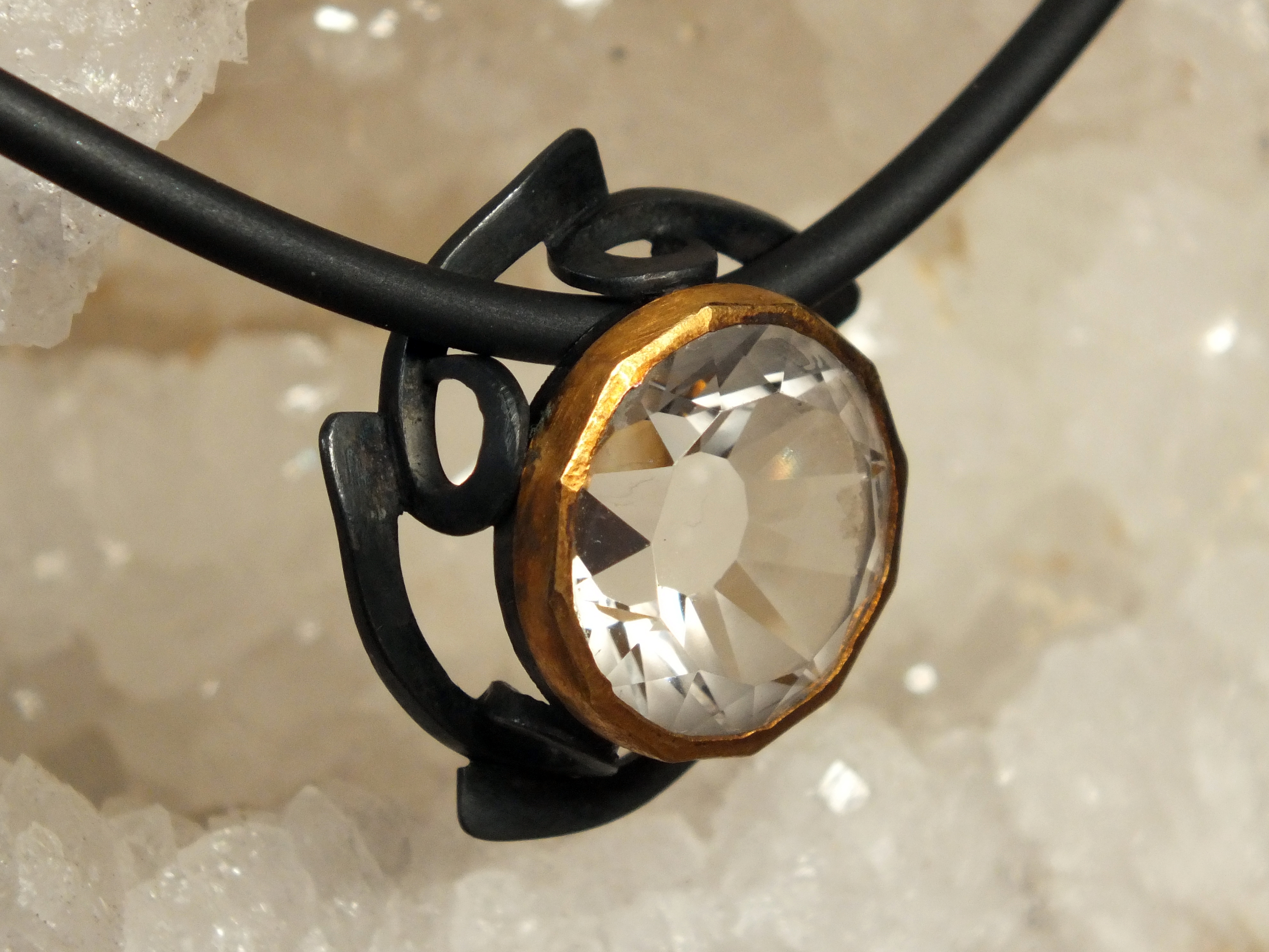 bijou: Etoile Noire 2 porté – créé par Mahesh Bijoutier