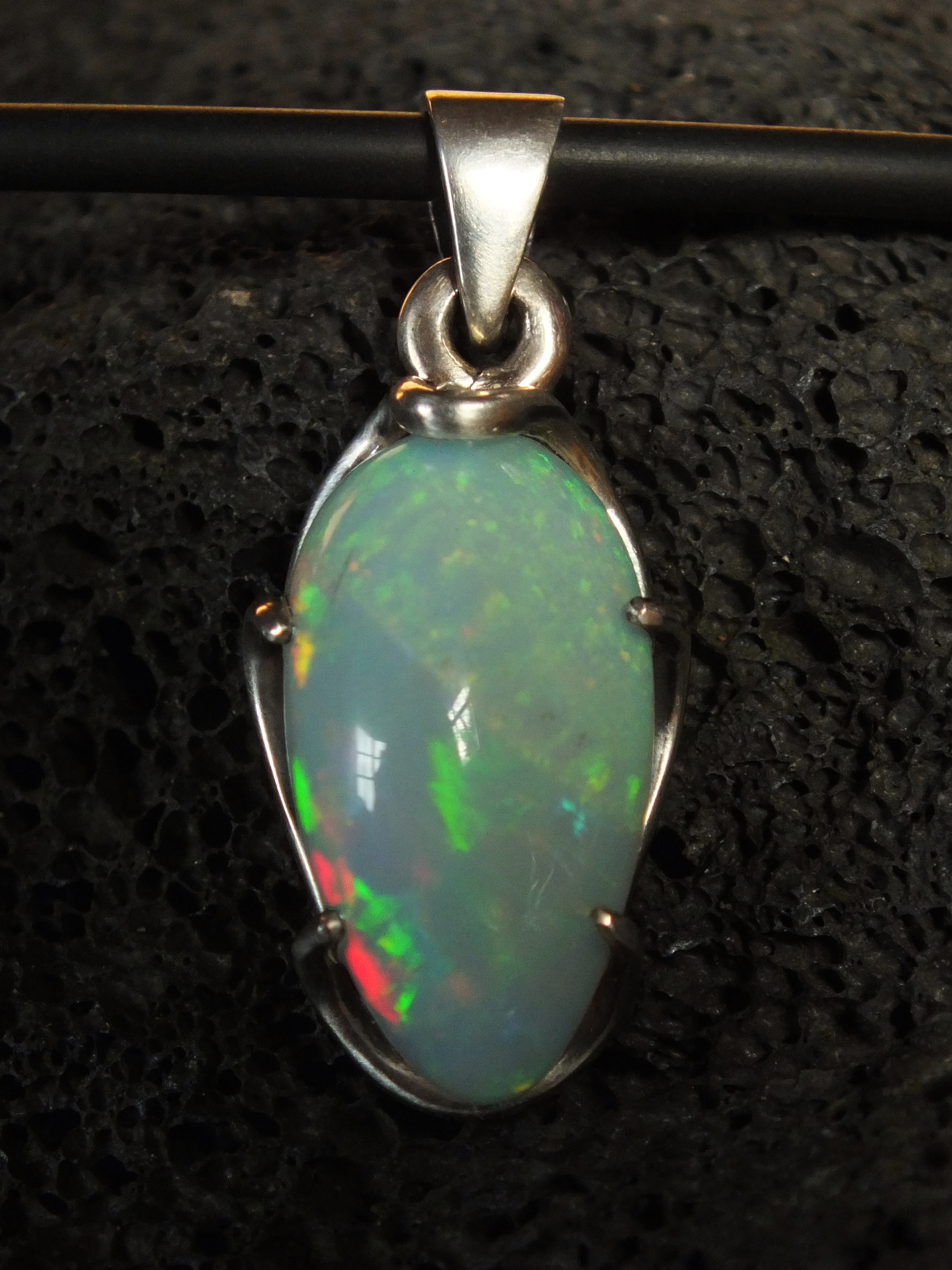 Opale d'Ethiopie dans les verts-rouges