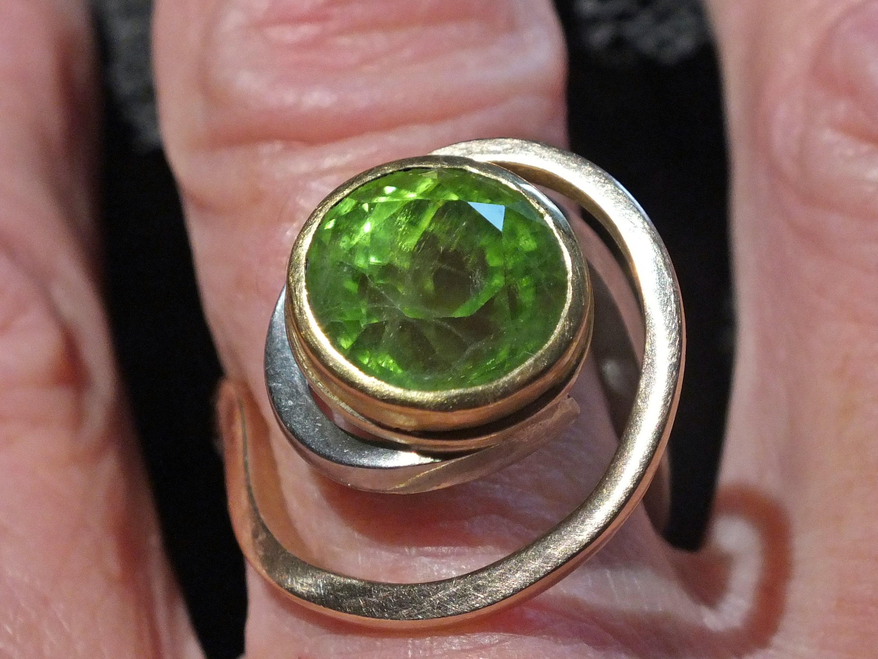 bijou: Une rareté, un péridot si gros, si beau! (2) porté – créé par Mahesh Bijoutier