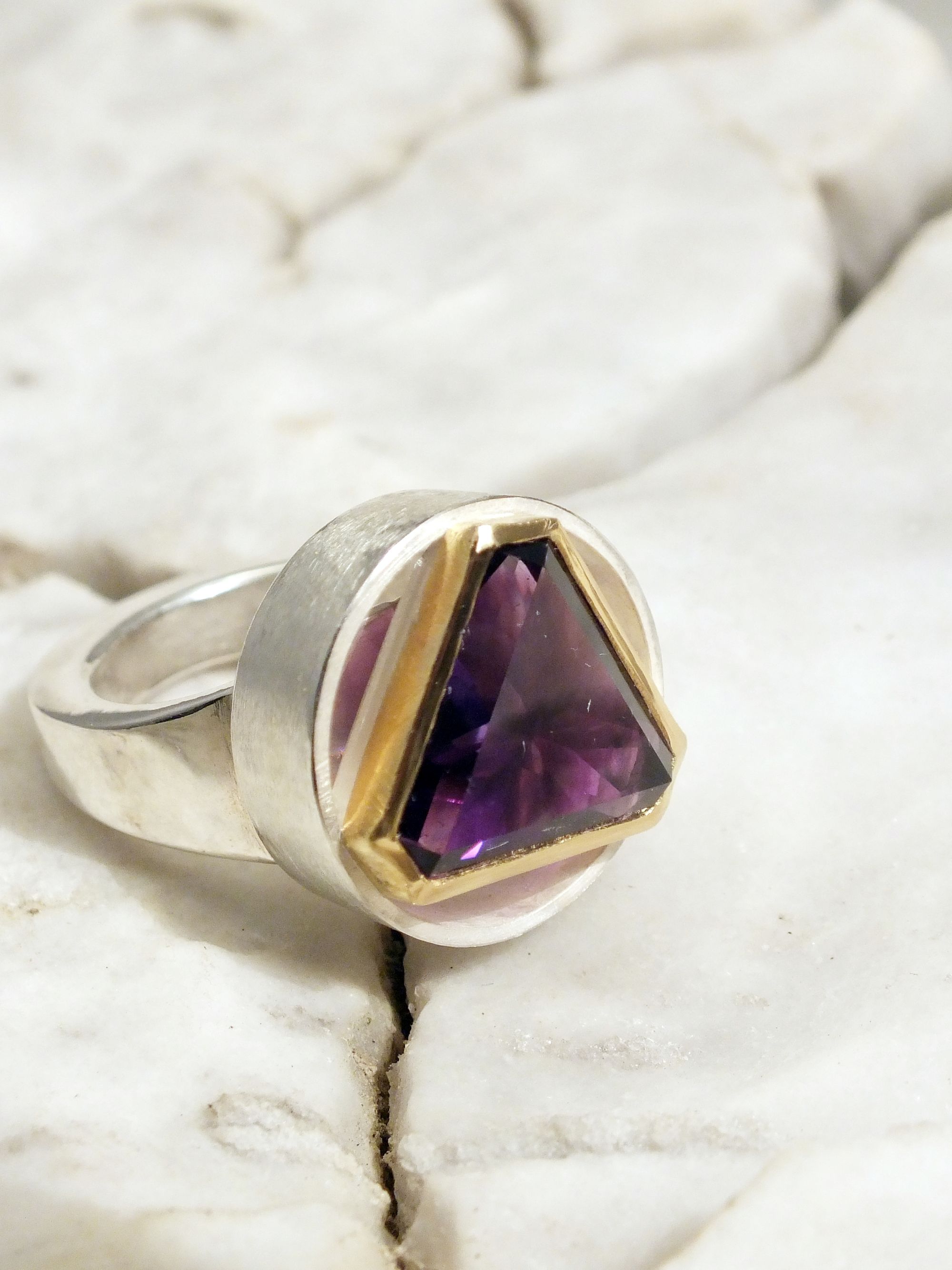 bijou: Bague Améthyste, argent et or créé par Mahesh Bijoutier