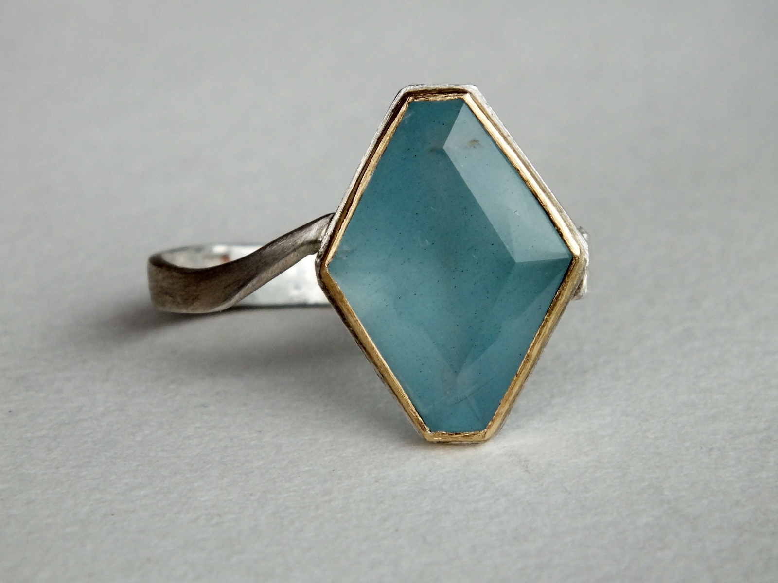 bijou: Bague Aigue marine argent et or créé par Mahesh Bijoutier