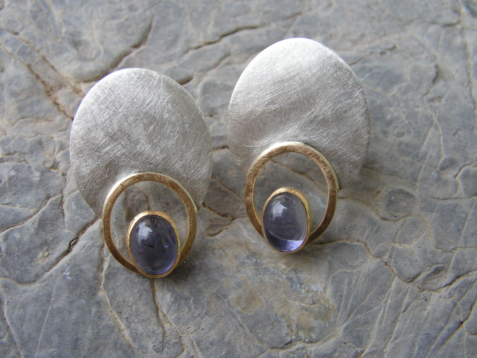 bijou: Clous d'oreilles Cordierites créé par Mahesh Bijoutier