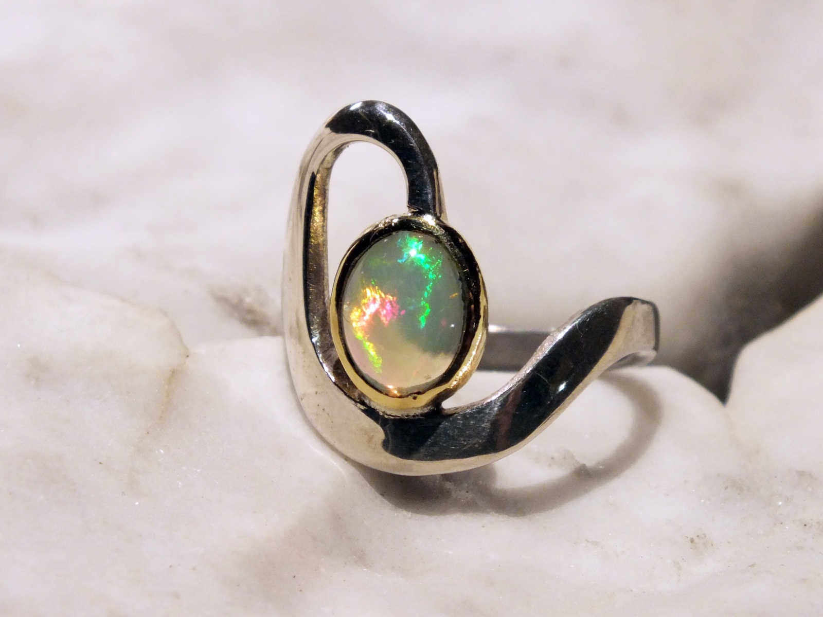 bijou: Bague Opale, or et argent créé par Mahesh Bijoutier