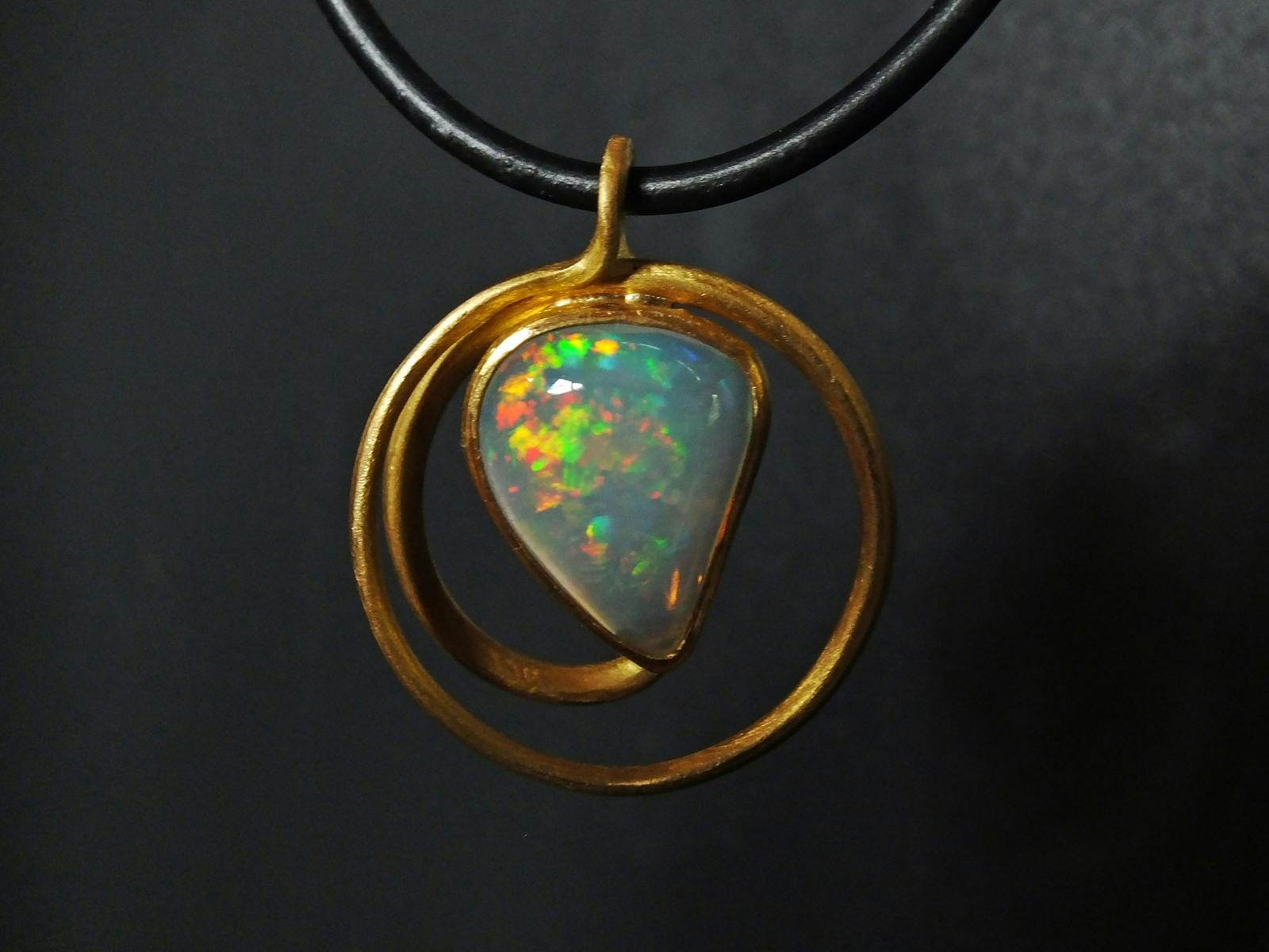Pendentif Opale cristal et or