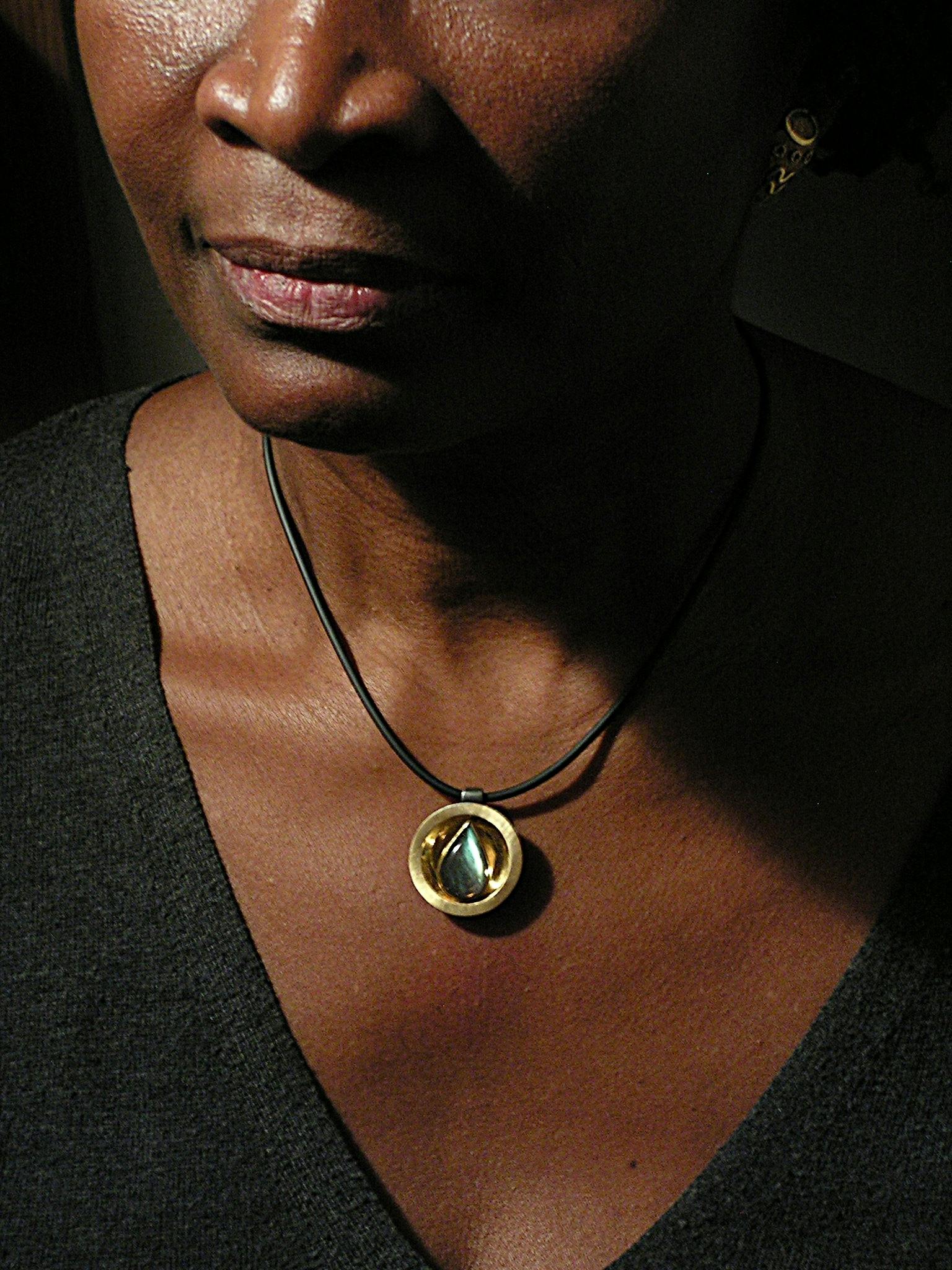 bijou: Pendentif Labradorite porté – créé par Mahesh Bijoutier