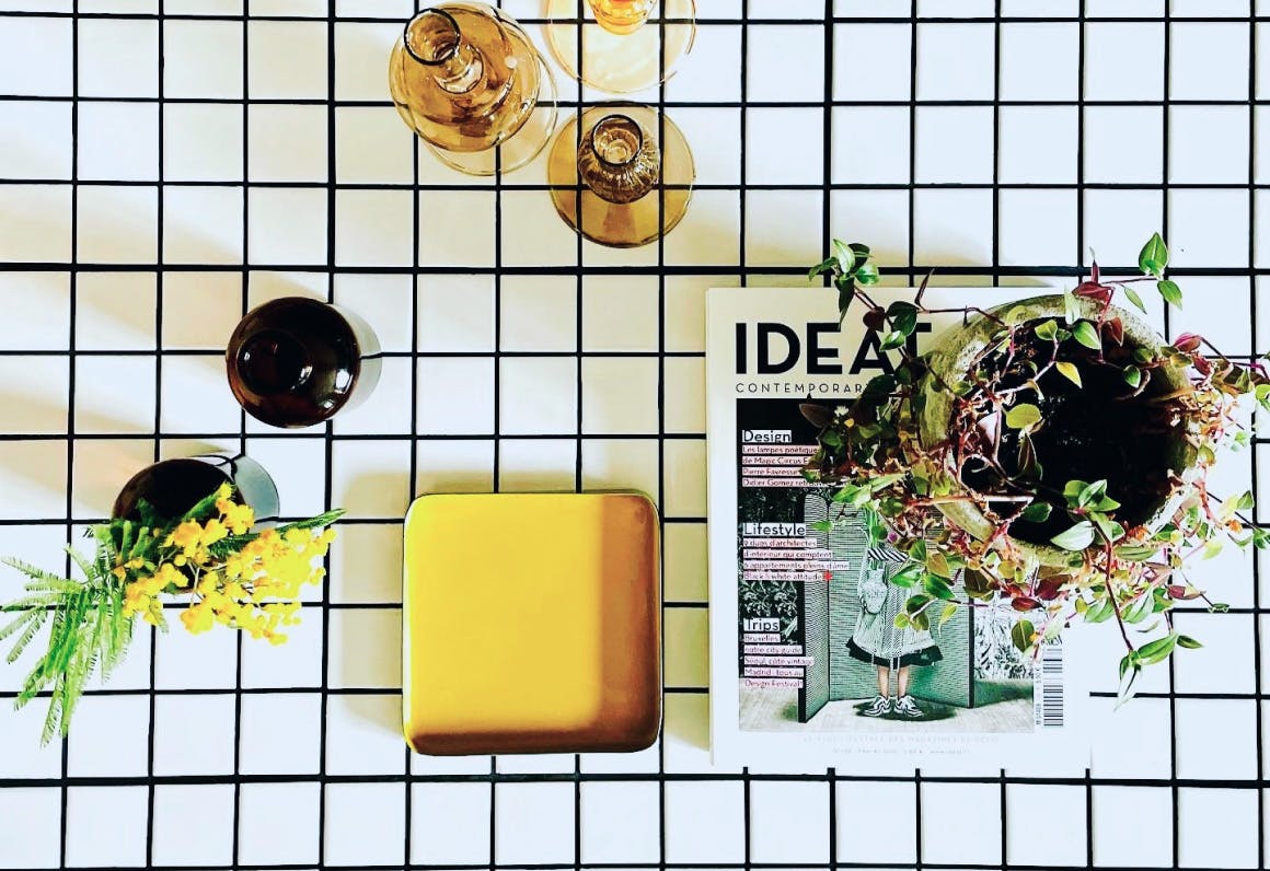 Objets jaunes posés sur une table