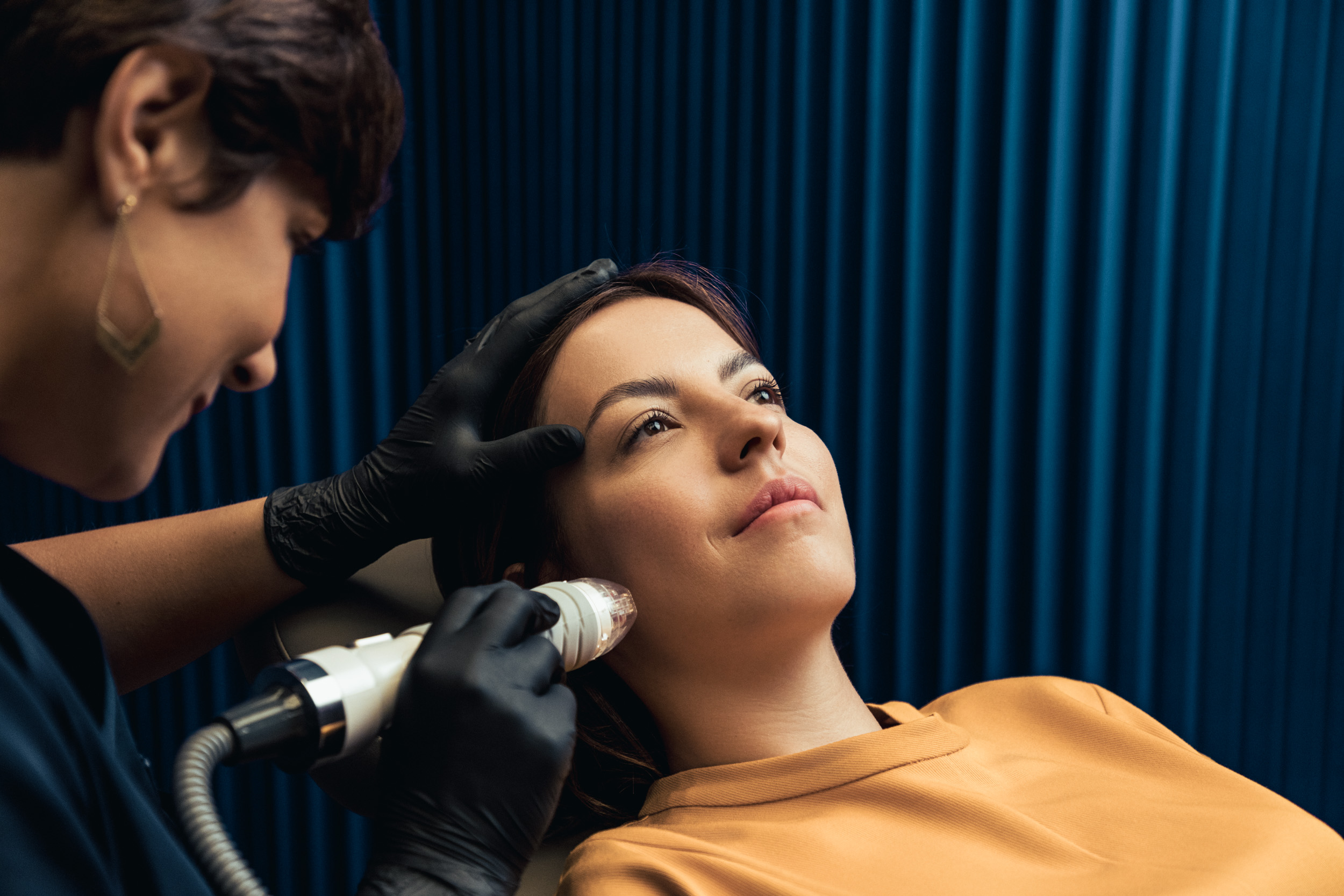 Traitement de peau Yoko Lift & Glow à Lyon - pourquoi combiner Radiofréquence microneedling et Profhilo ?