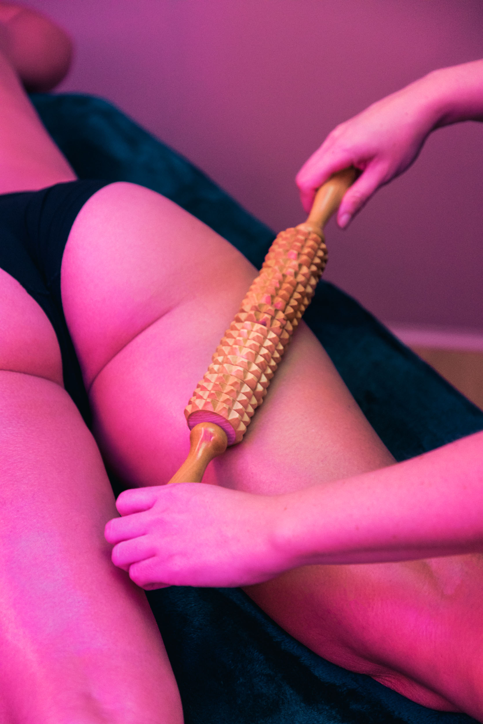 La madérothérapie est massage avec outils en bois, notre traitement chez Maison Yoko a Lyon, aide à gommer la cellulite et raffermir le corps.