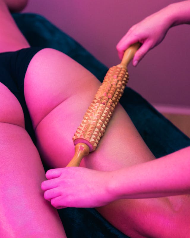 La madérothérapie est massage avec outils en bois, notre traitement chez Maison Yoko a Lyon, aide à gommer la cellulite et raffermir le corps.