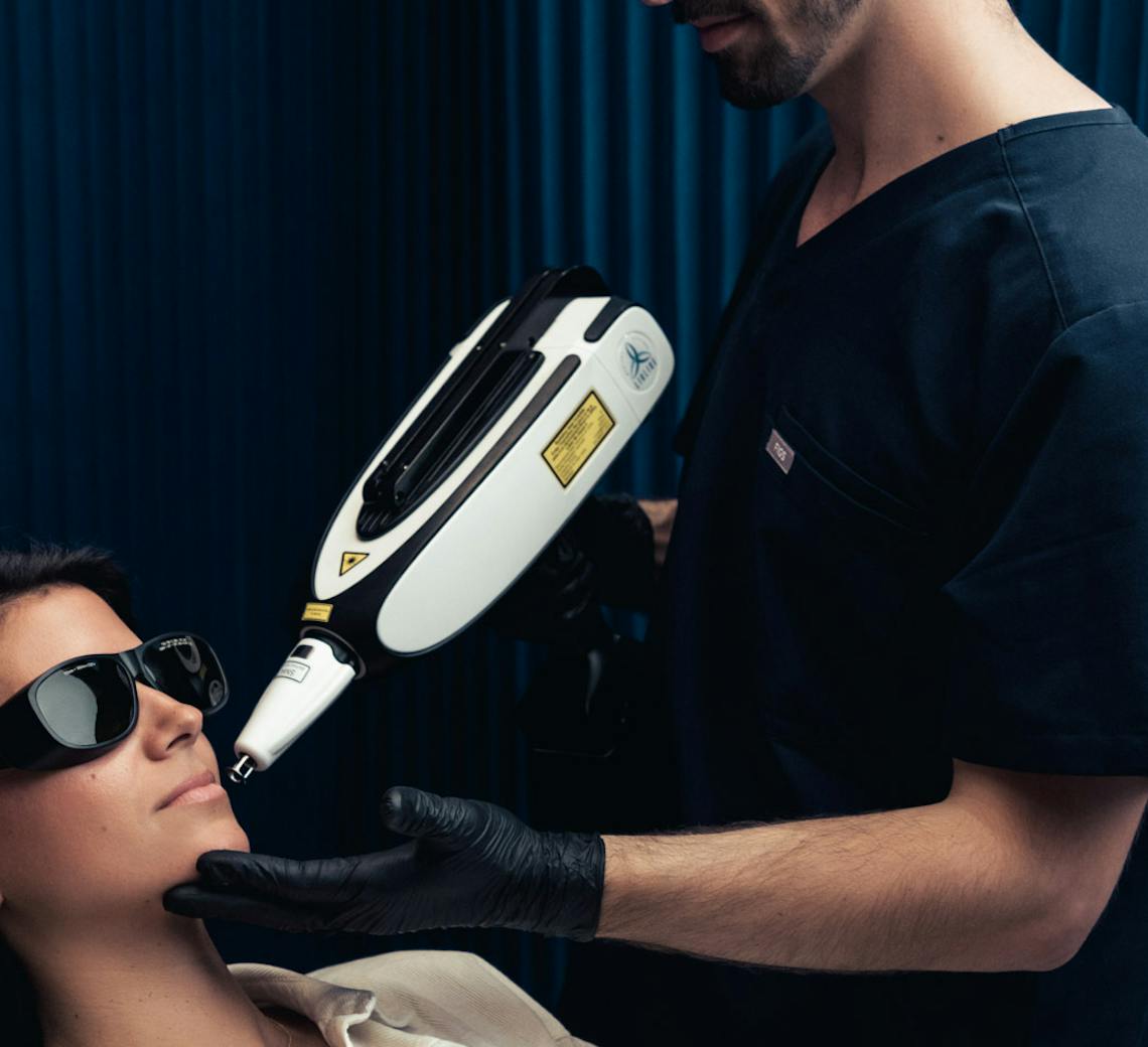 Médecin qui passe le laser sur la peau d'une patiente.