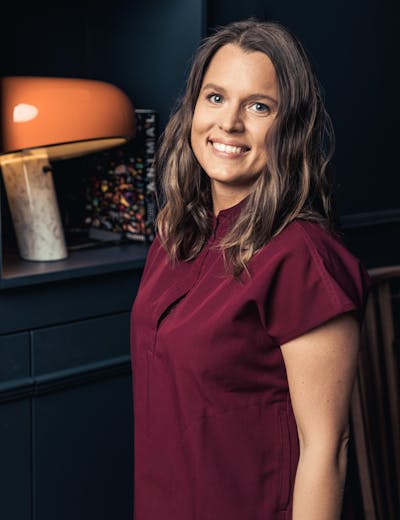 Julie est la secrétaire médicale du Dr. Vincent au centre esthétique Maison Yoko