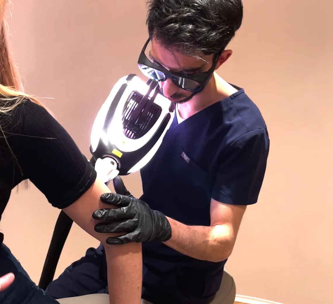 Chez Maison Yokō, à Lyon, seuls les médecins experts en laser pratiquent le détatouage - ce qui garantit un résultat plus rapide et un maximum de sécurité !