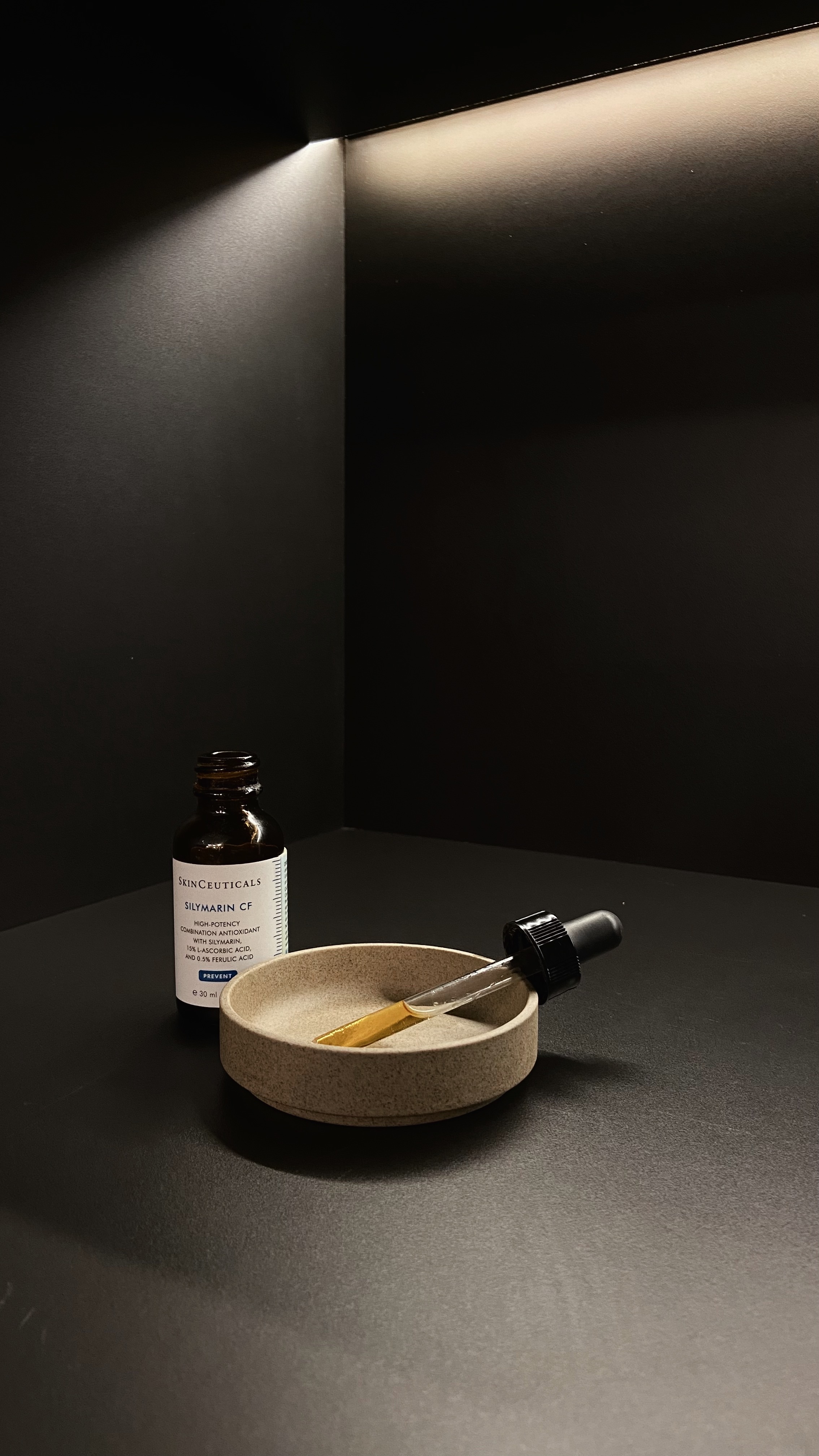 Traiter votre visage avec un antioxydant le matin est une excellente étape pour maintenir la santé de votre peau et la protéger des dommages causés par les radicaux libres