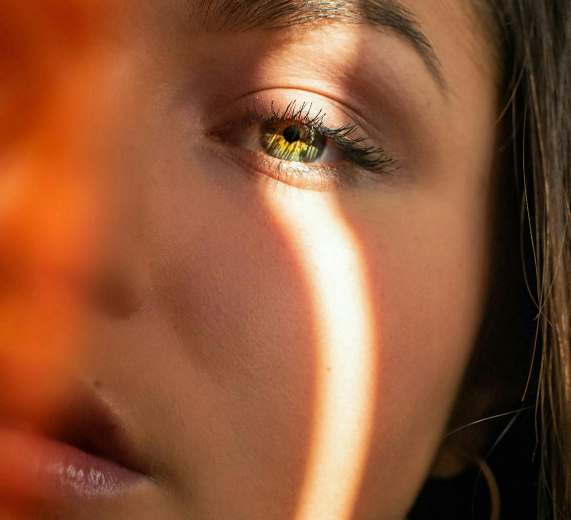 Femme avec zoom sur une partie du visage.