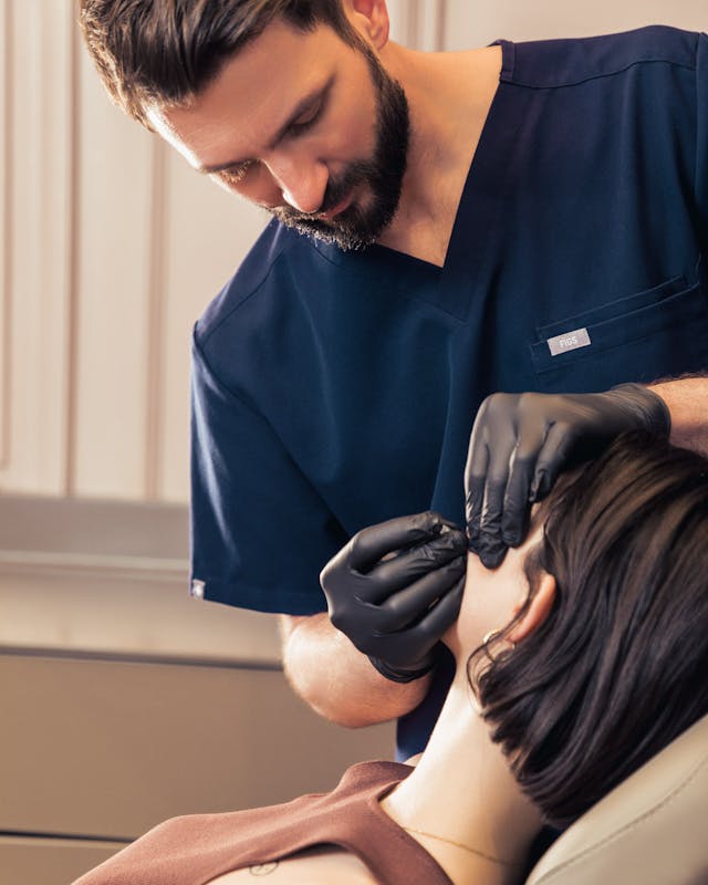 Injections d'acide hyaluronique dans les cernes au centre de médecine esthétique et laser Maison Yoko à Lyon