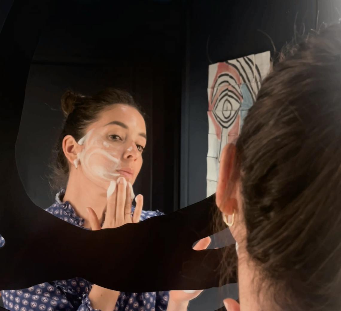 Nettoyer votre peau dès le réveil est essentiel pour éliminer les impuretés accumulées pendant la nuit, l'excès de sébum et les résidus de produits de soins appliqués la veille.