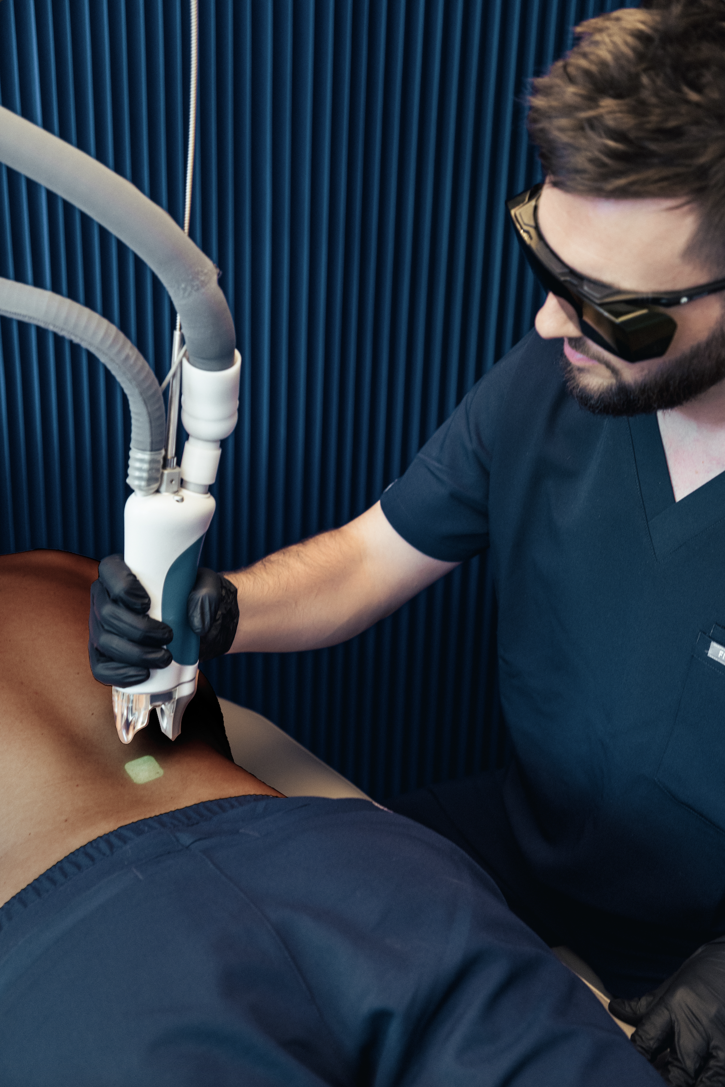 Épilation laser peaux mates, foncées et noires à Lyon : jambes, aisselles, zones intimes, bras, dos et torse pour l'homme et la femme.