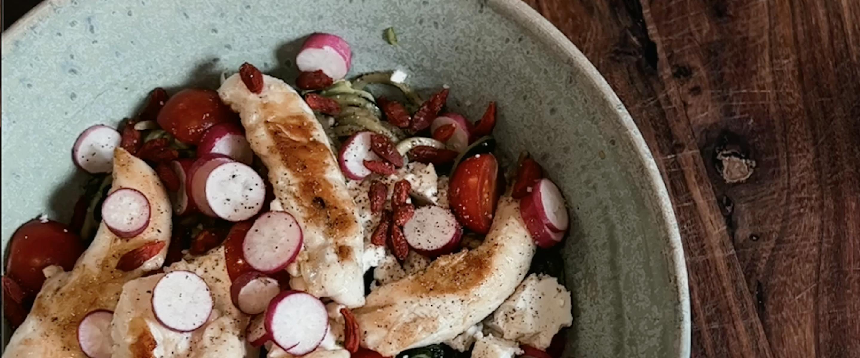 La nutritionniste du centre de médecine esthétique partage sa recette de salade gourmande et saine