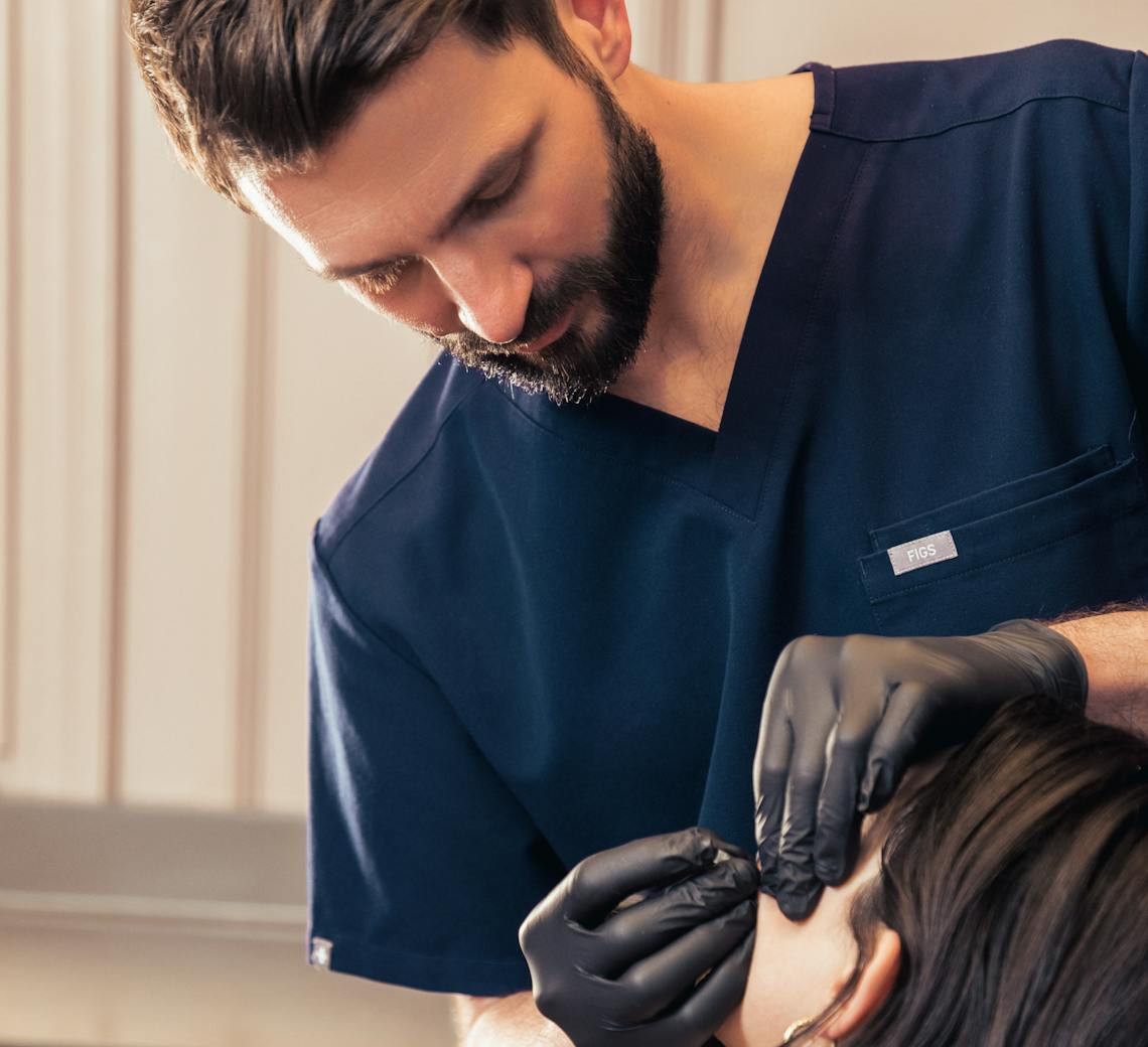 Femme qui se fait injecter de la toxine botulique dans le visage par un médecin à Lyon.