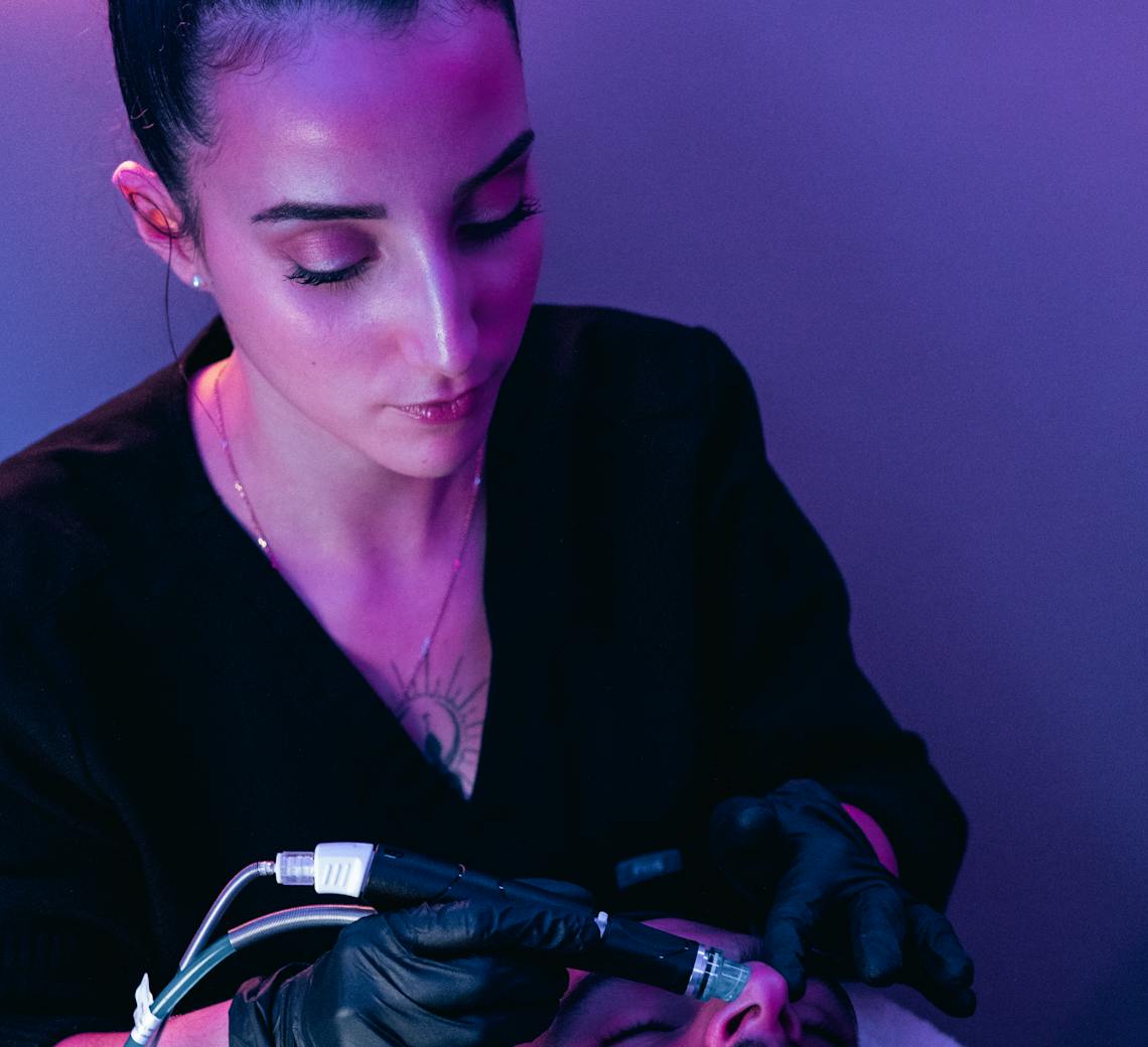 Toutes les questions que se posent les patients et patientes sur le soin Hydrafacial pendant une consultation ou avant.