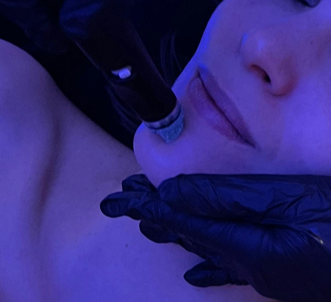 Jeune femme qui réalise un soin hydrafacial chez Maison Yoko avec une experte.