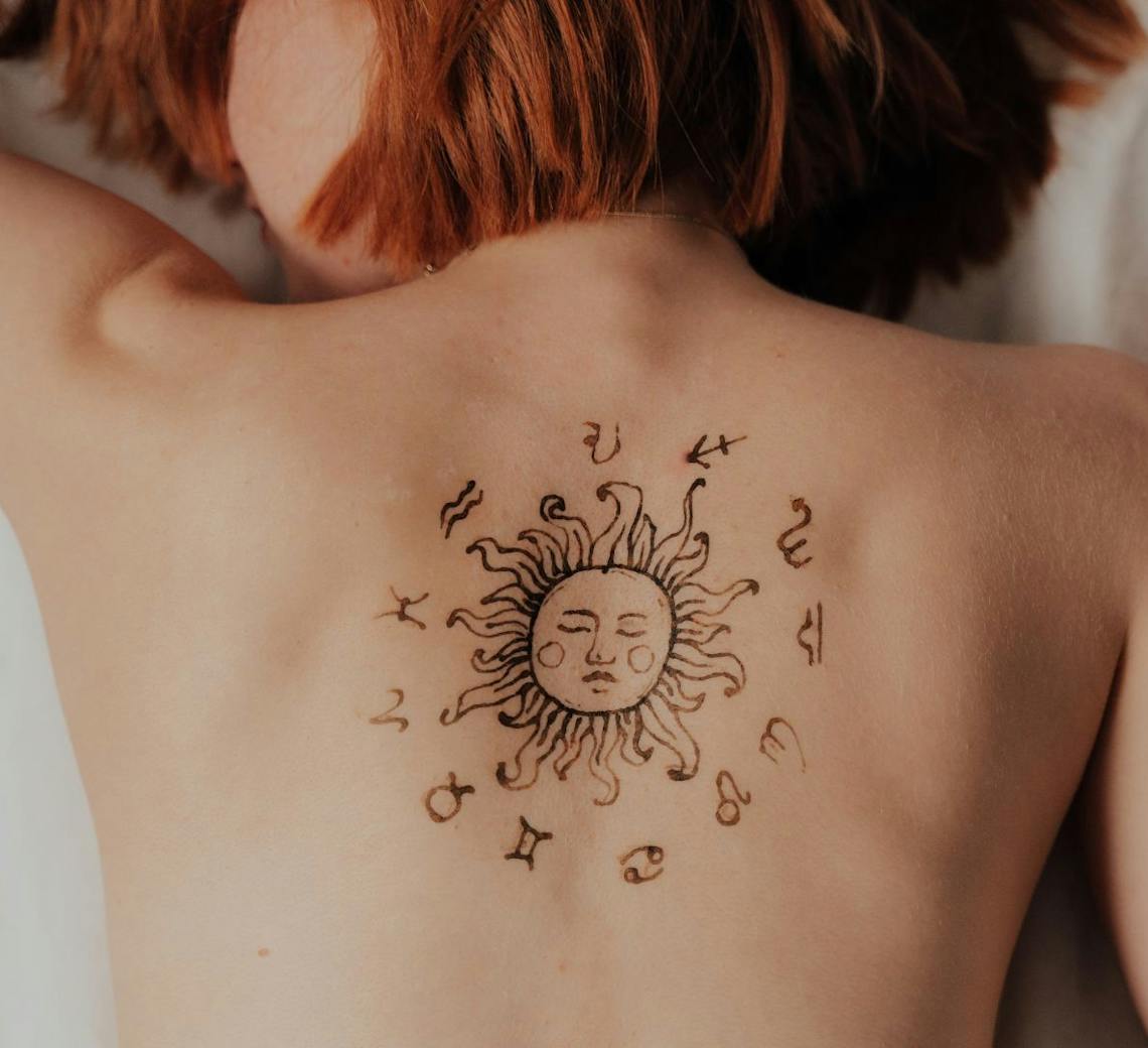Jeune femme avec tatouage sur le dos.