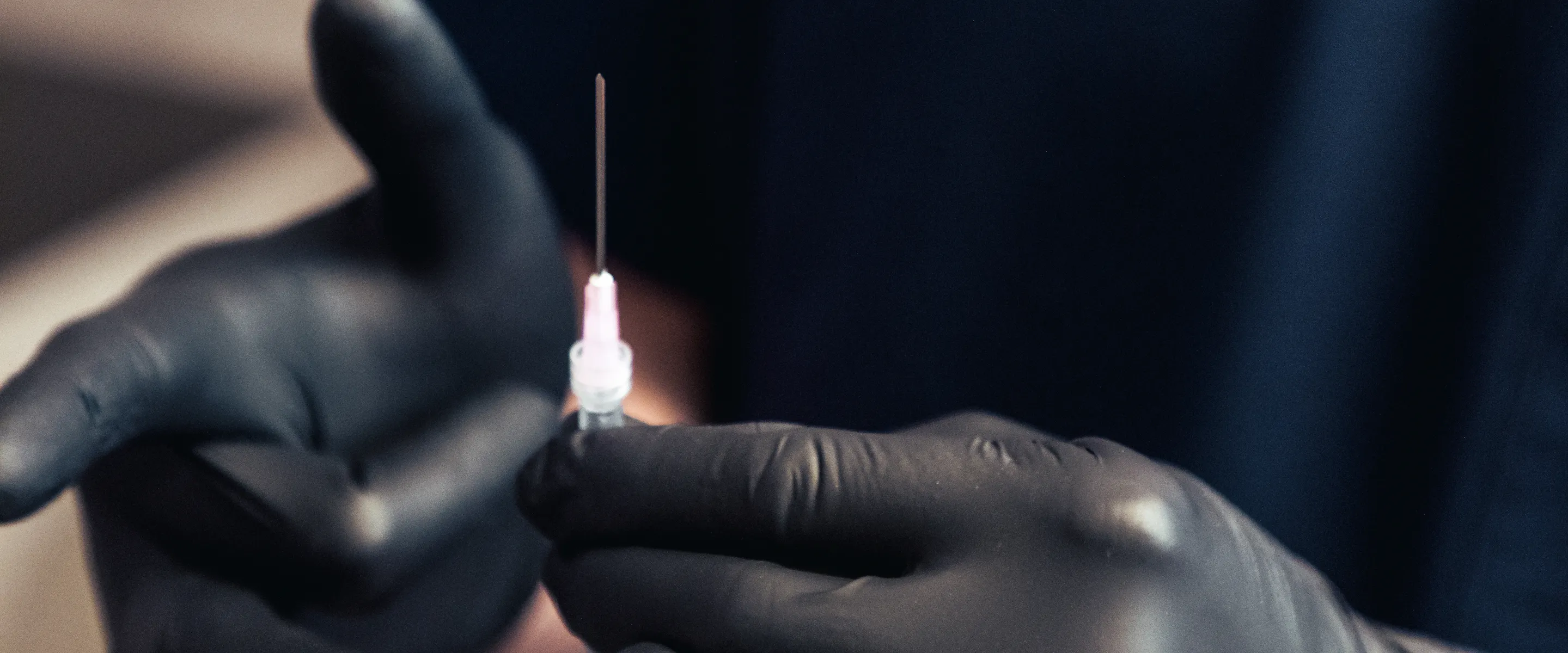 Injection de botox et injection d’acide hyaluronique, quelles différences ?