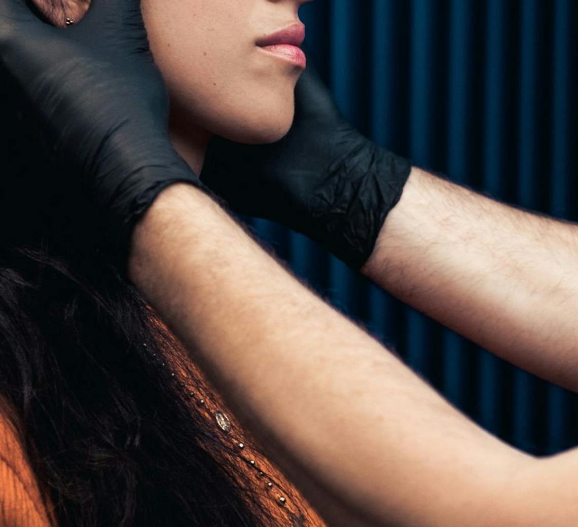 Patiente qui se fait analyser son visage avant injections de Baby Botox pour une approche sur mesure chez Maison Yokō à Lyon.