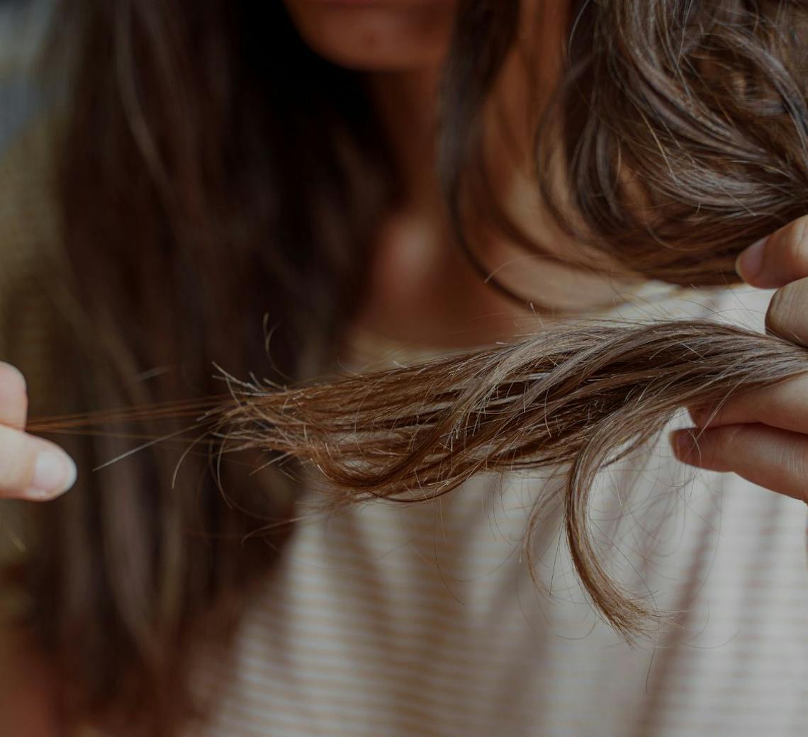 Jeune femme avec les cheveux ternes.