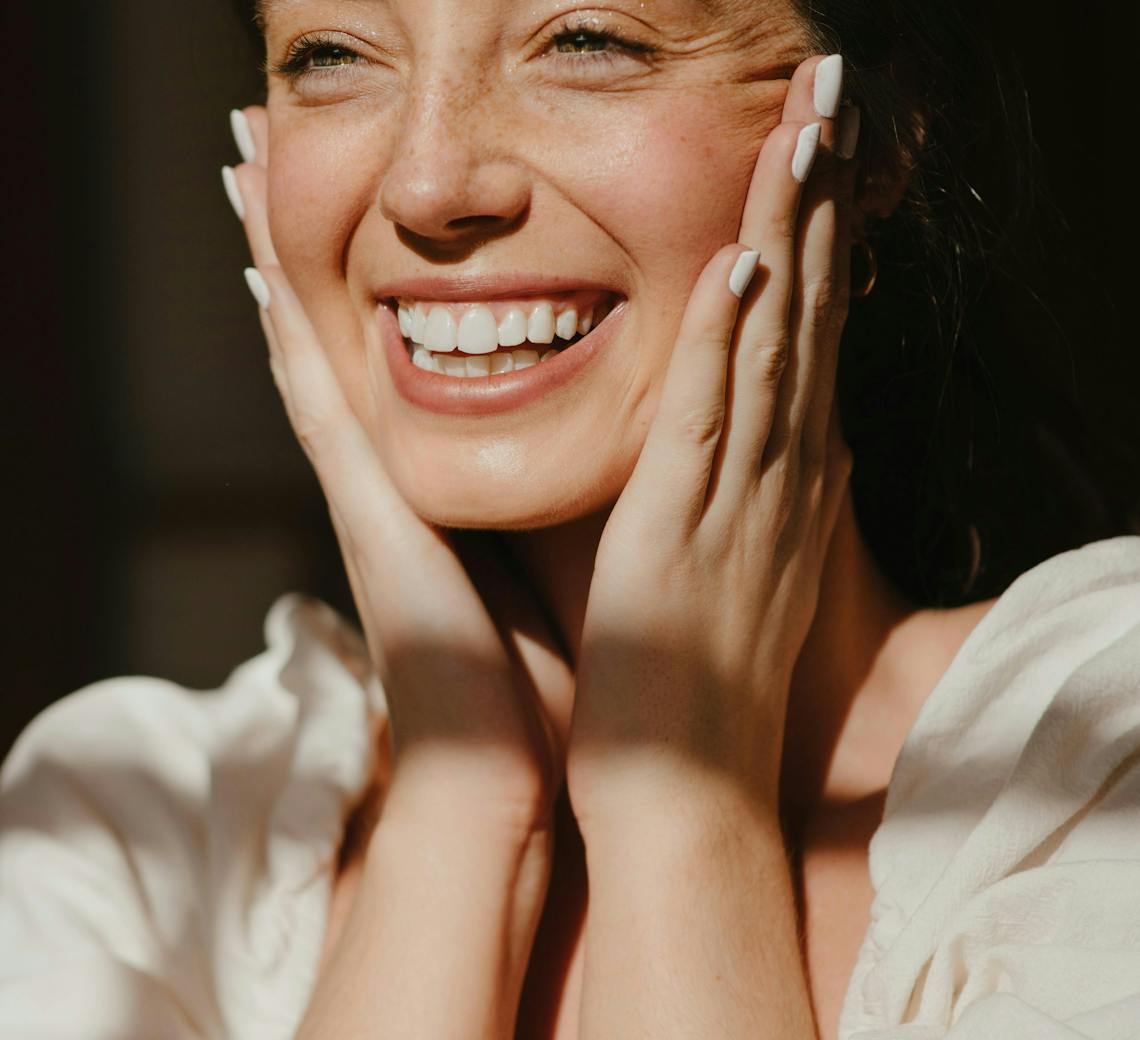 Jeune femme qui se masse le visage manuellement