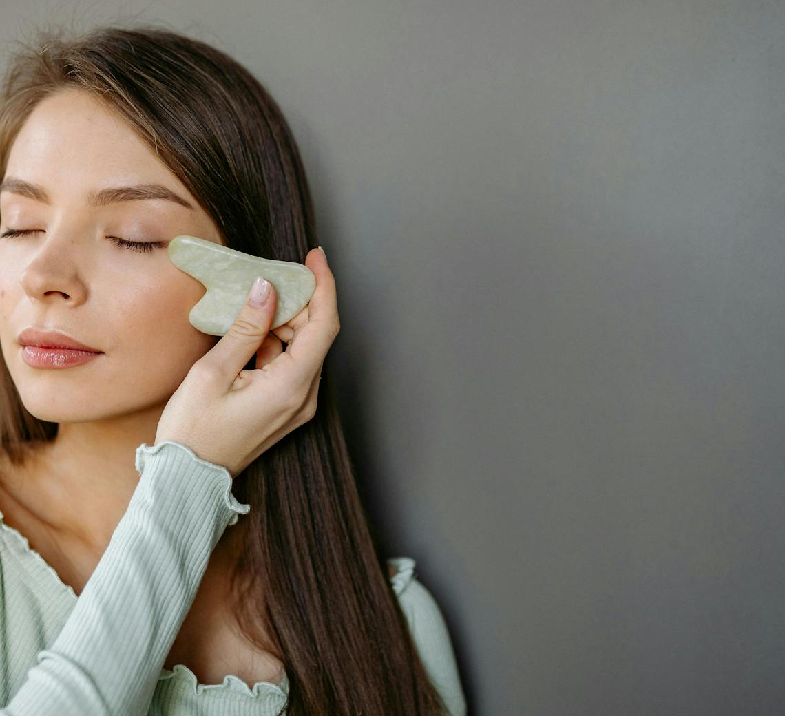 Yoga du visage gua sha femme