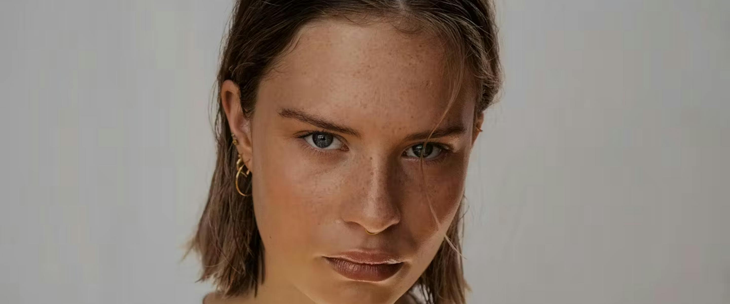 Visage d'une jeune femme avec focus sur son regard.