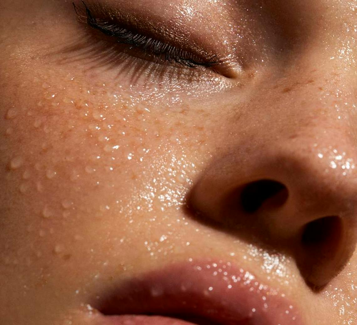 Focus sur la peau d'une femme pour la fréquence à laquelle on peut faire un Hydrafacial en hiver.