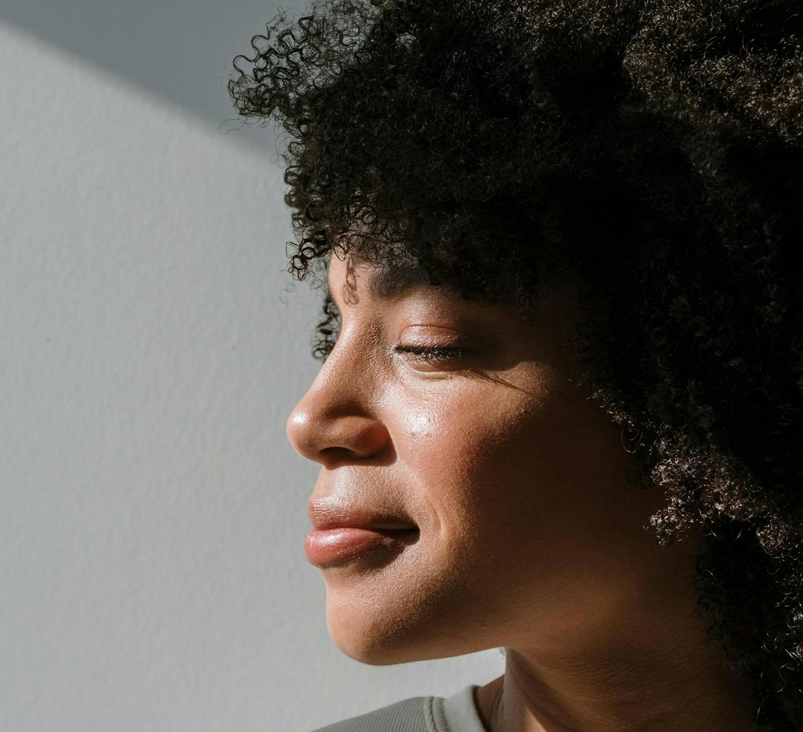 Femme de profil pour illustrer les bienfaits de l'Hydrafacial sur la peau en hiver