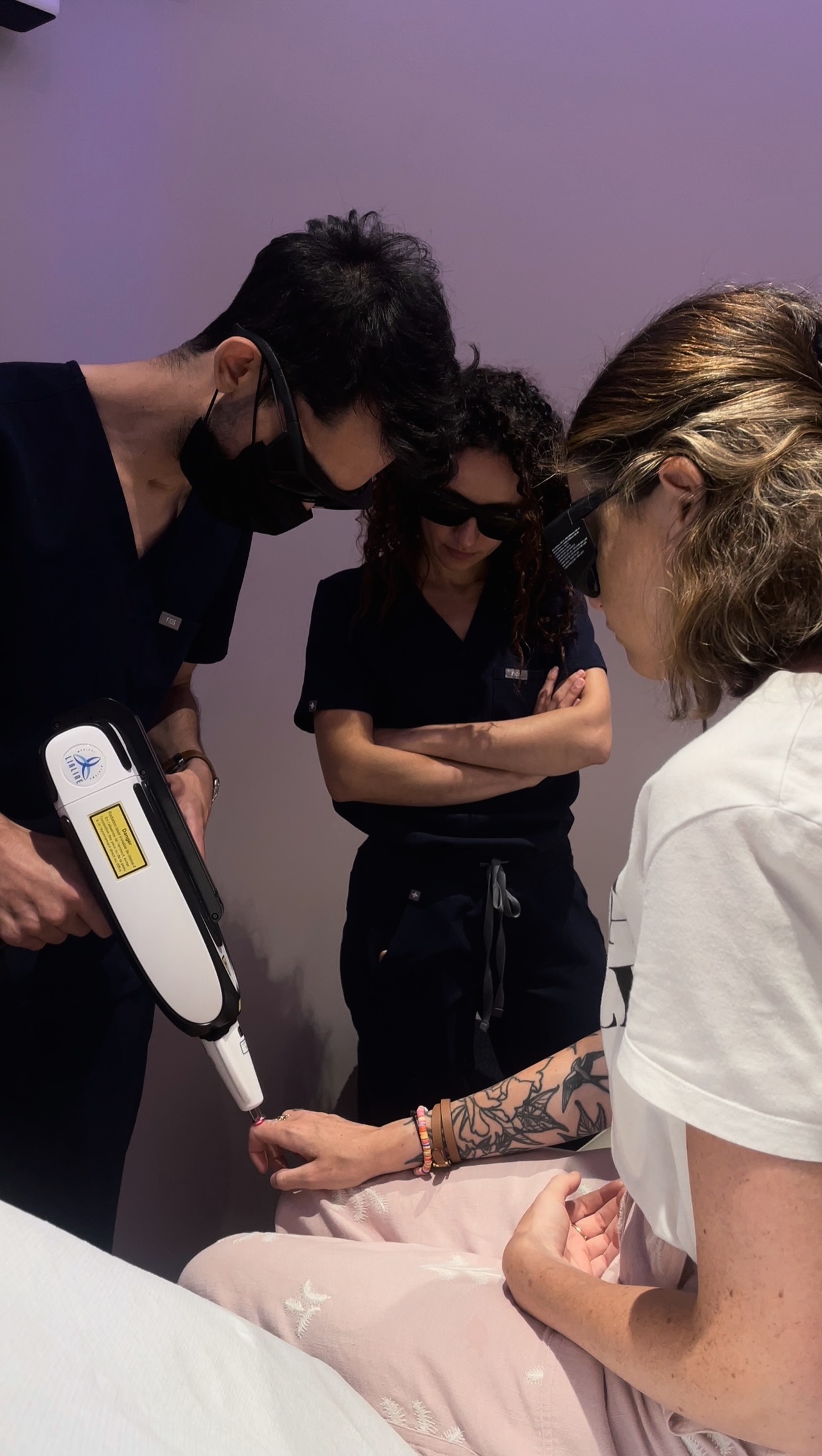 Jeune femme qui se fait détatouer au laser Pico par un expert de chez Maison Yokō à Lyon. 