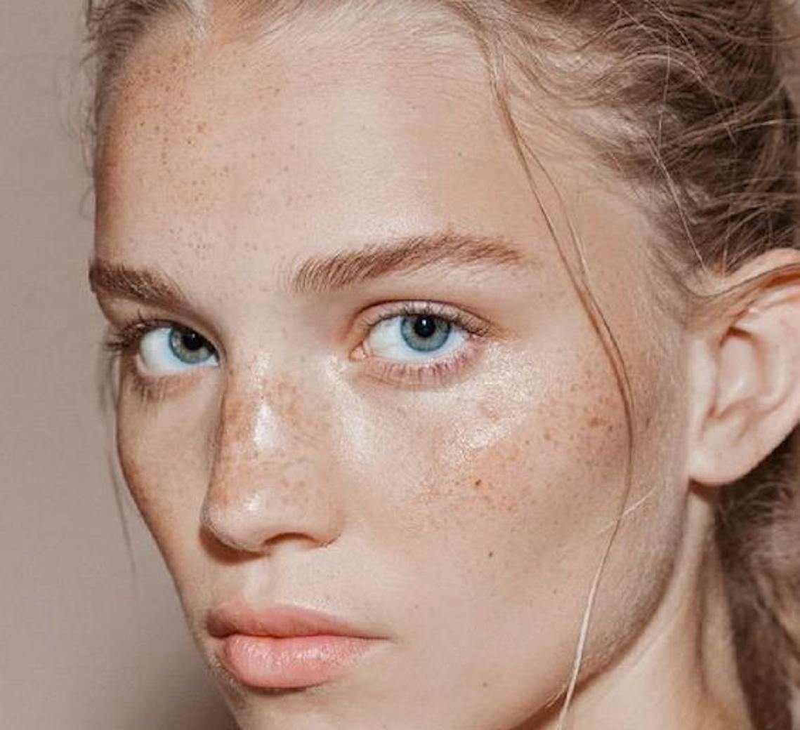 Visage d'une jeune femme.