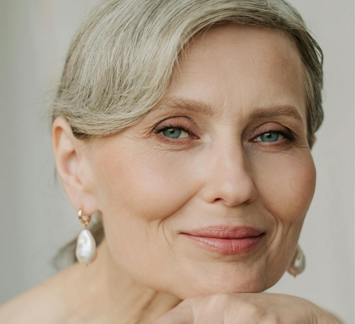 Photo avec plan sur le visage d'une femme mature élégante.