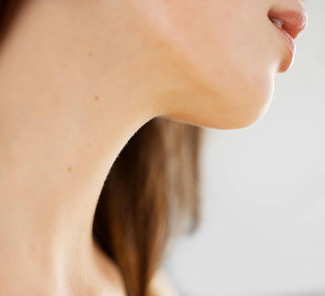 Bas du visage d'une jeune femme.