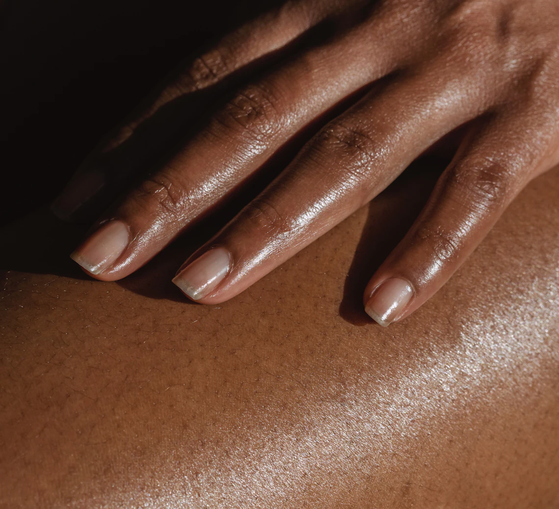 Gros plan de mains posées sur une peau noire