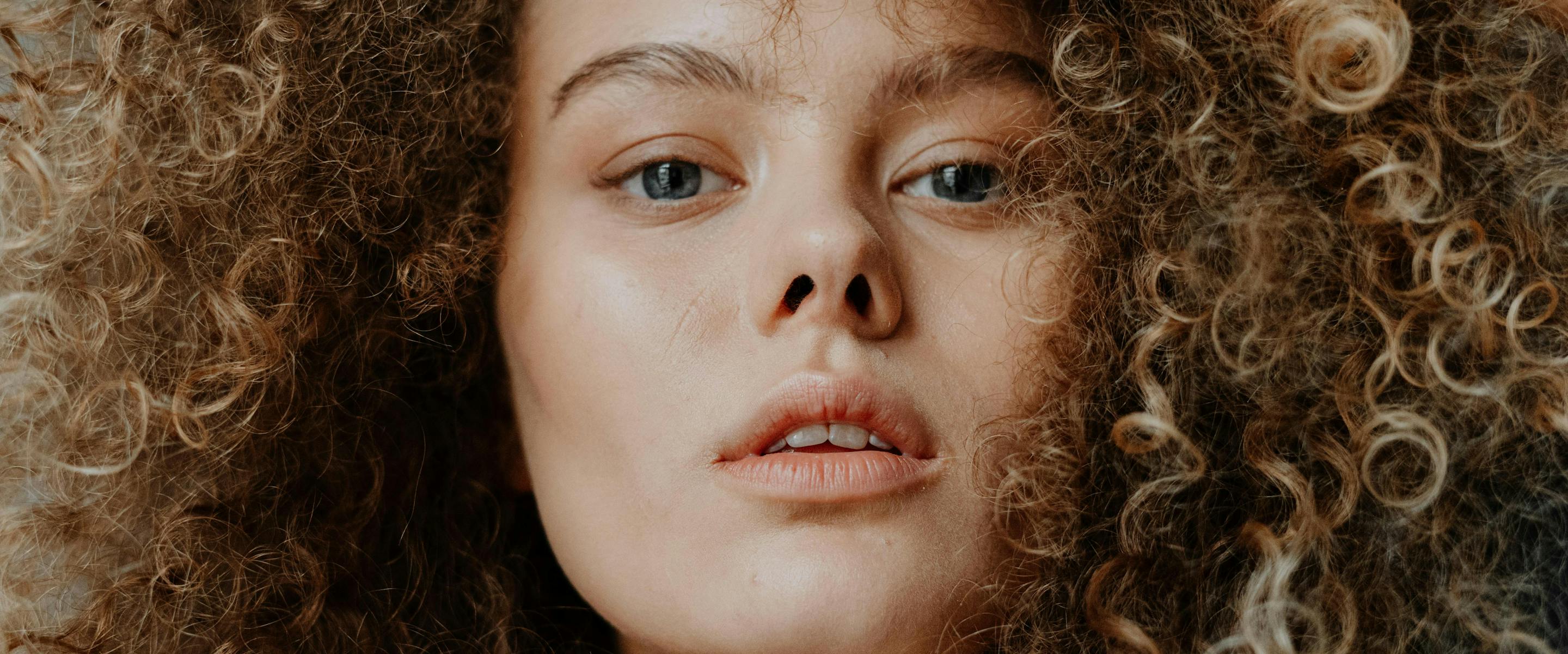 Visage de jeune femme en gros plan.