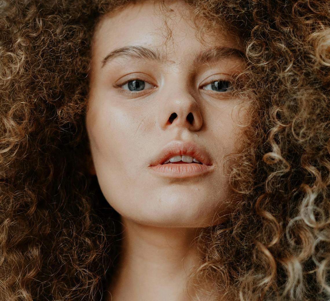 Visage de jeune femme en gros plan.