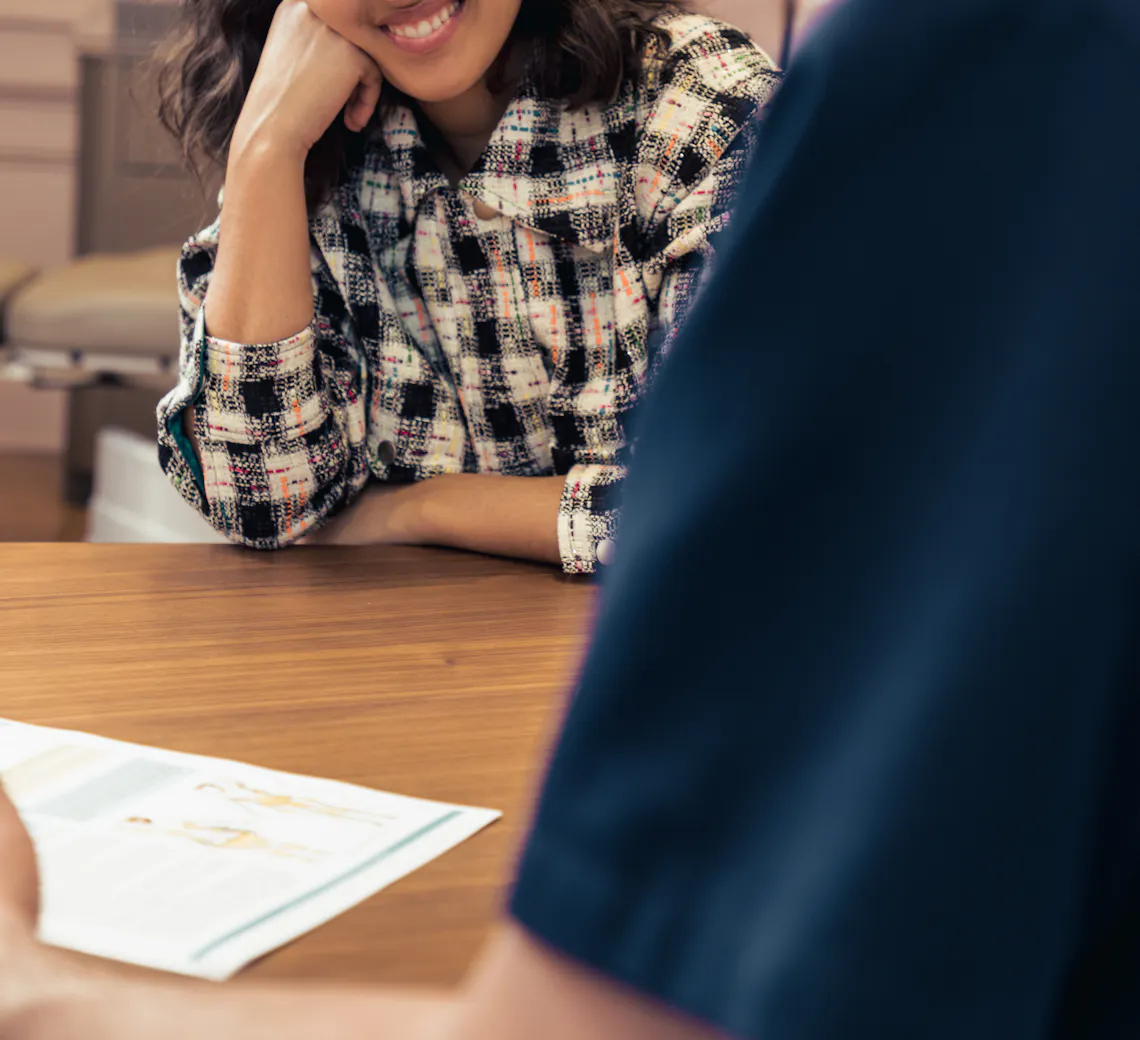 Chirurgien en consultation avec patiente pour cryolipolyse à Lyon 2.