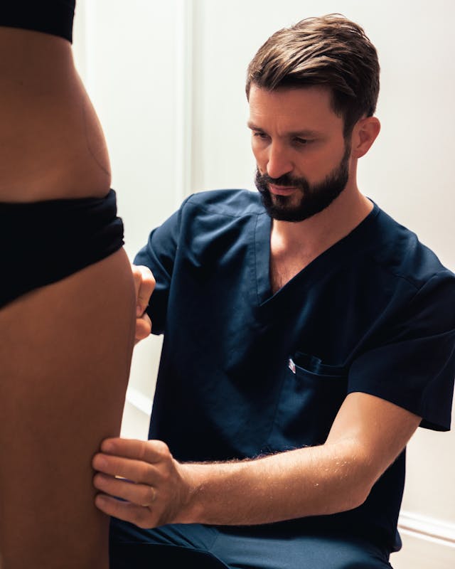 Cryolipolyse des genoux à Lyon, la technique d'amincissement par le froid dans le centre esthétique Maison Yoko