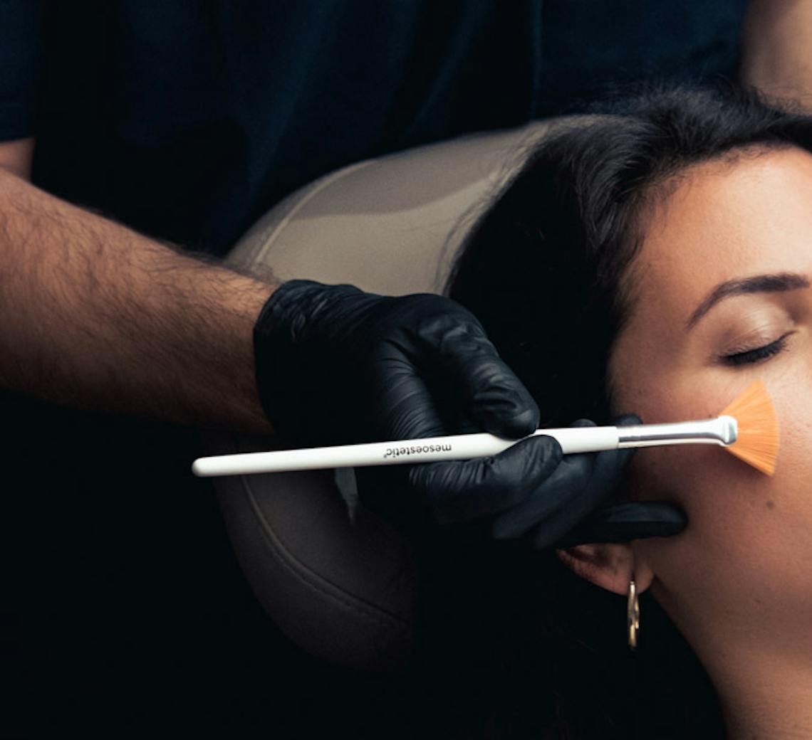 Médecin qui réalise sur une patiente une séance de peeling chez Maison Yokō à Lyon.