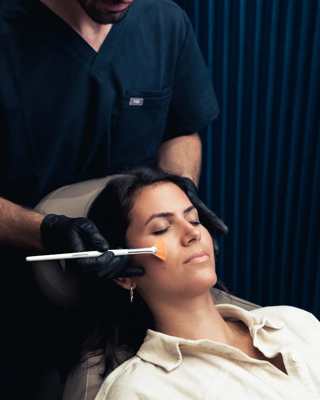Séance de peeling chimiques superficiels, moyens ou plus profonds, dans le centre de médecine esthétique Maison Yoko à Lyon