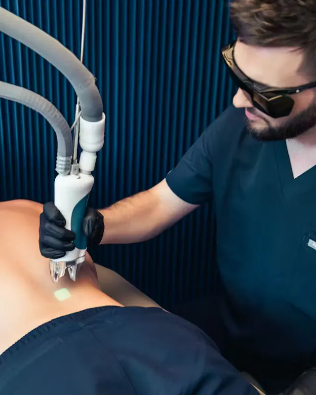 Séance d'épilation homme au laser, chez Maison Yoko